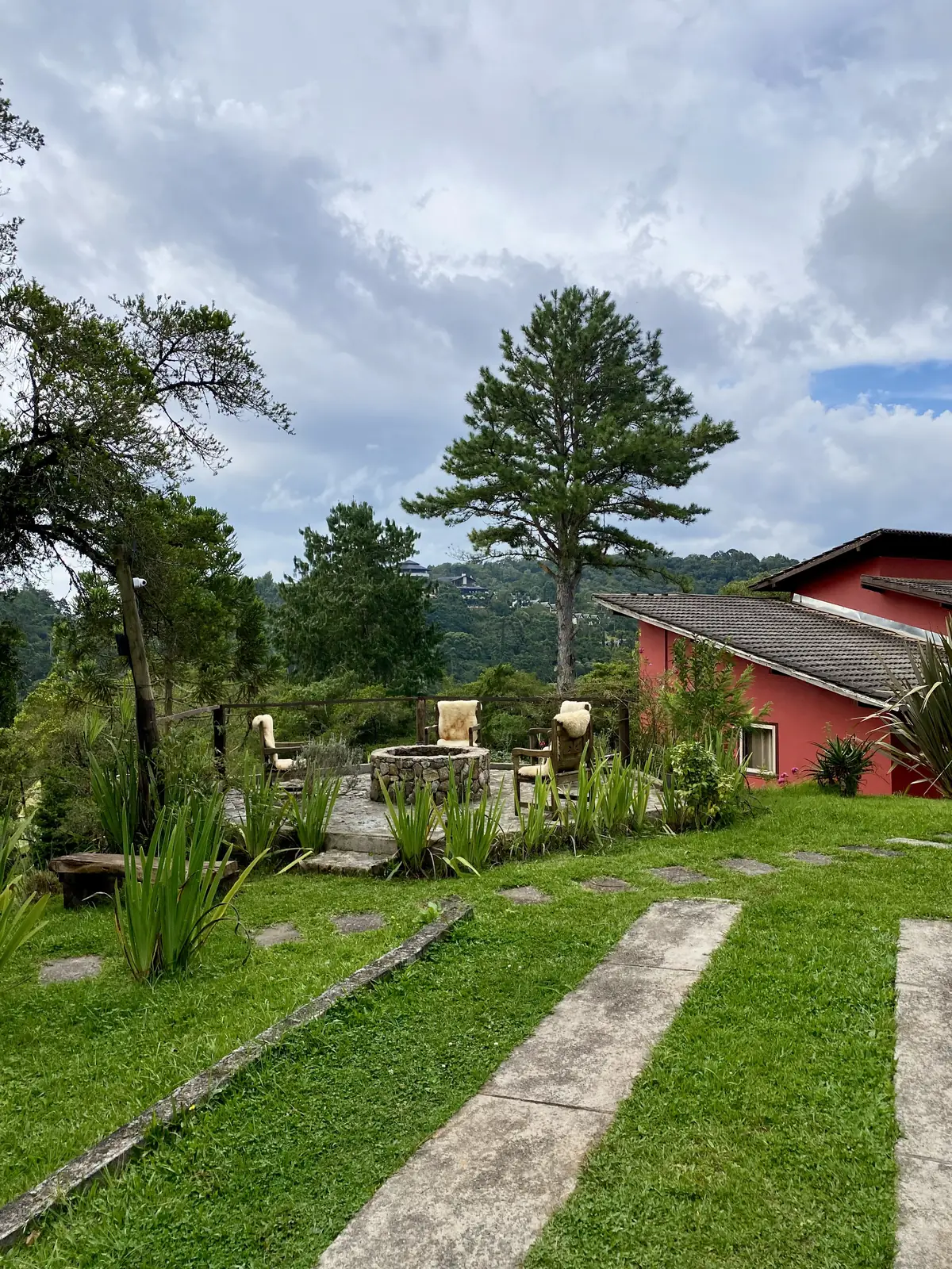 Fachada e jardim da Pousada Jardim das Montanhas, em Monte Verde