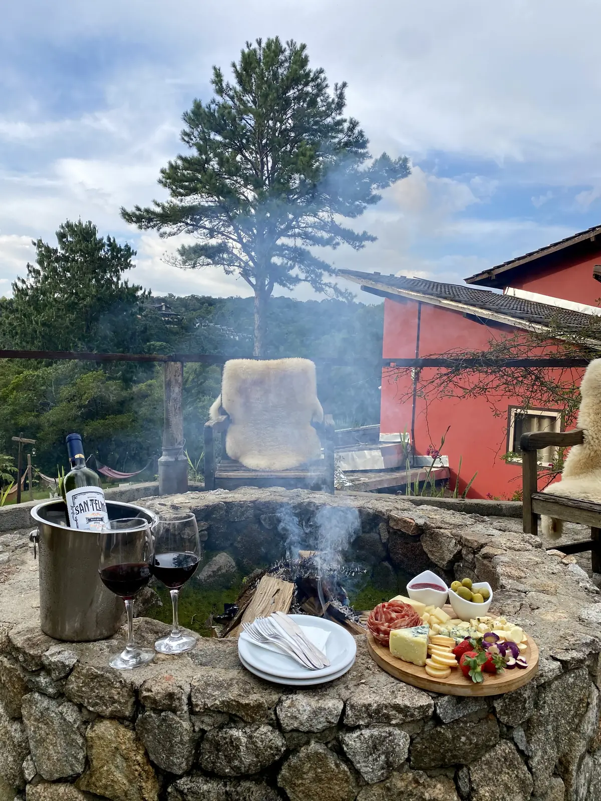Lareira externa com vista para a Serra da Mantiqueira