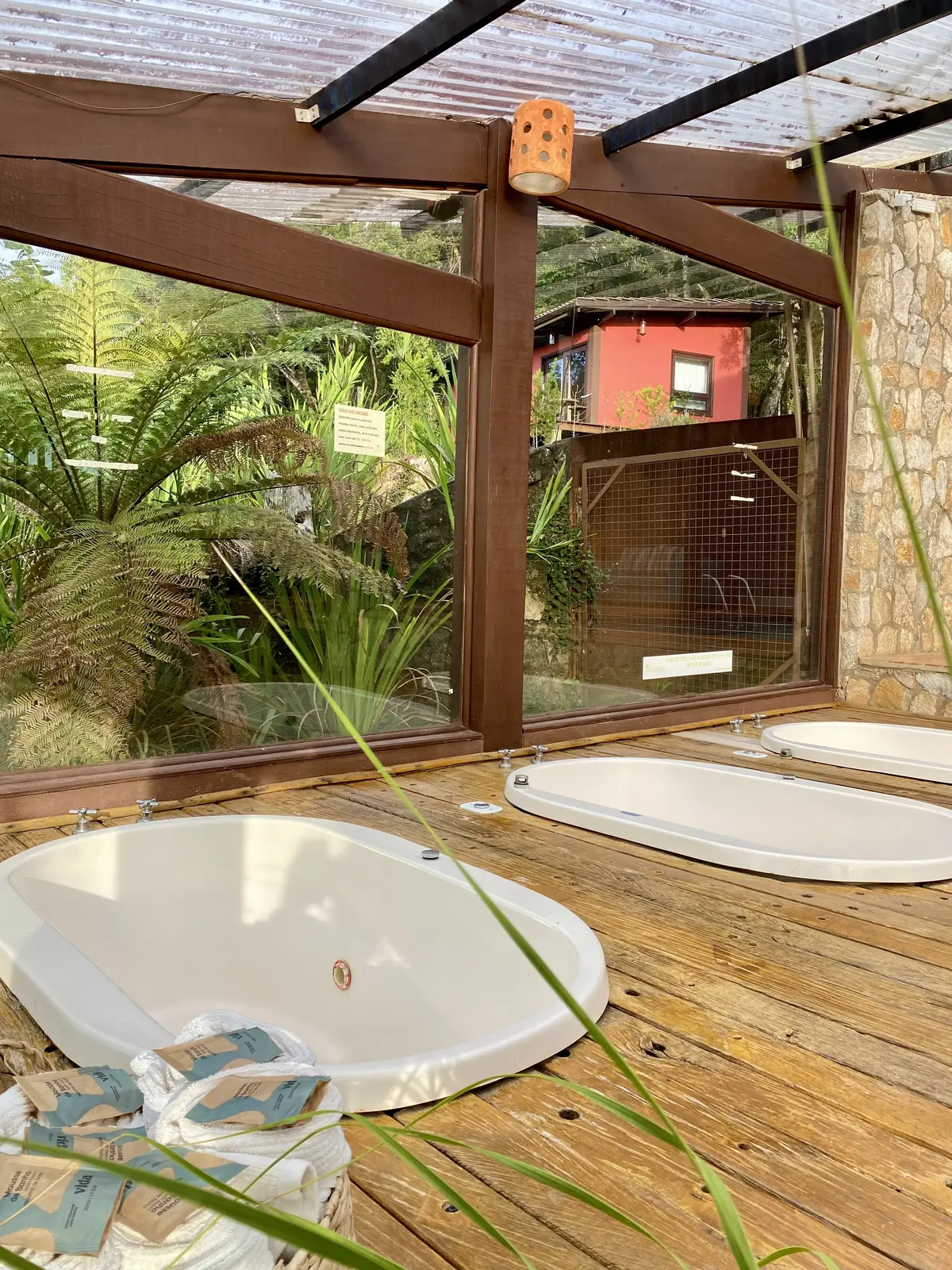 Ofurô externo no deck da pousada em Monte Verde