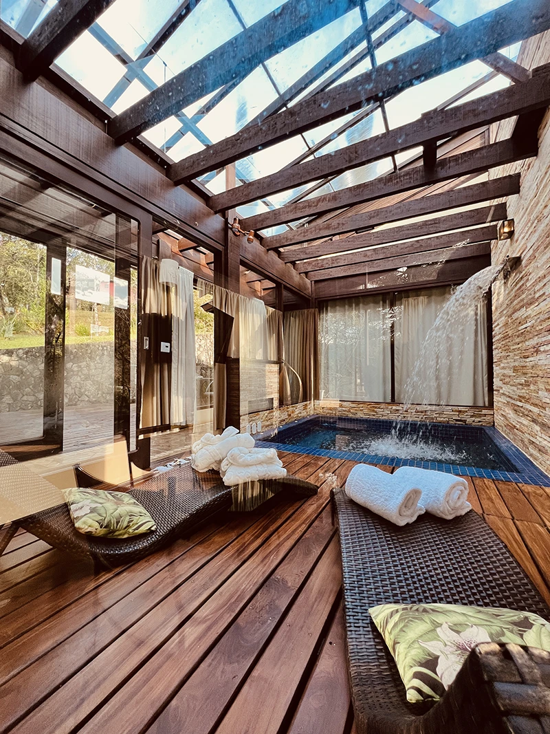 Chalé com Piscina — deck